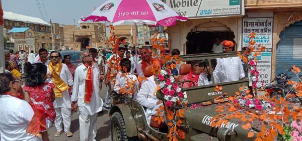 शोभायात्रा में शामिल श्रद्धालु