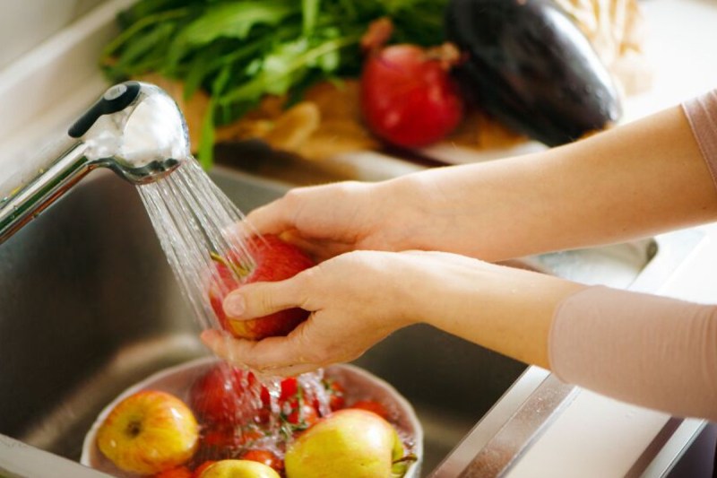 soaking_fruits_and_vegetables_in_water.jpg