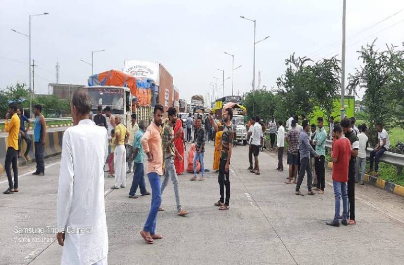 आगरा-बॉम्बे रोड पर चक्काजाम, शहर से 10 किमी दूर मिली लाश, देखें वीडियो