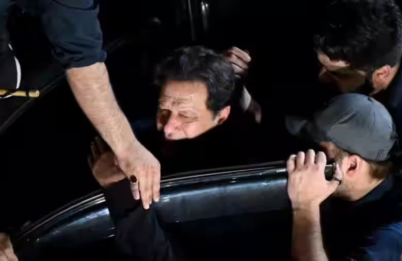 imran_khan_in_police_custody.jpg