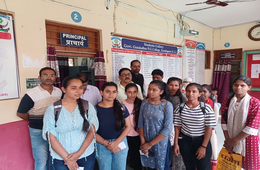 प्राचार्य की चल रही मनमर्जी… परेशान छात्र-छात्राओं ने खोला मोर्चा, की ये मांग देखें Video