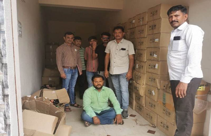 खंभालिया : अल्कोहल मिश्रित आयुर्वेदिक सिरप की 15 हजार बोतलें जब्त