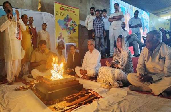 नीमकाथाना. भूदोली रोड स्थित एफसीआई परिसर में नवसृजित नीमकाथाना जिला समारोह में किए गए यज्ञ में बैठी प्रभारी मंत्री शंकुतला रावत, सीएम सलाहकार डॉ जितेन्द्र सिंह, विधायक सुरेश मोदी एवं मौजूद जनसमूह।