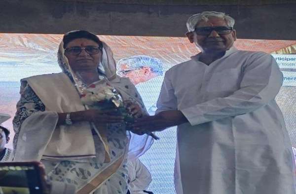 नीमकाथाना जिला समारोह में प्रभारी मंत्री का स्वागत करते विधायक सुरेश मोदी।