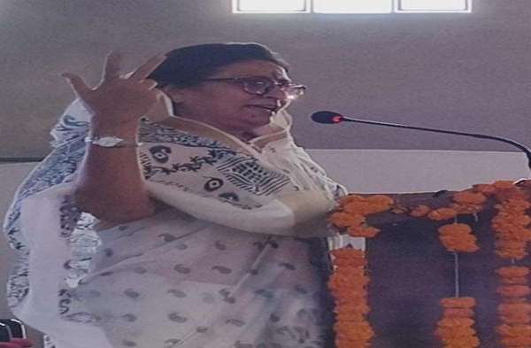 :नीमकाथाना. भूदोली रोड स्थित एफसीआई गोदाम में नवसृजित नीमकाथाना जिला समारोह को संबोधित करती प्रभारी मंत्री शकुंतला रावत। 