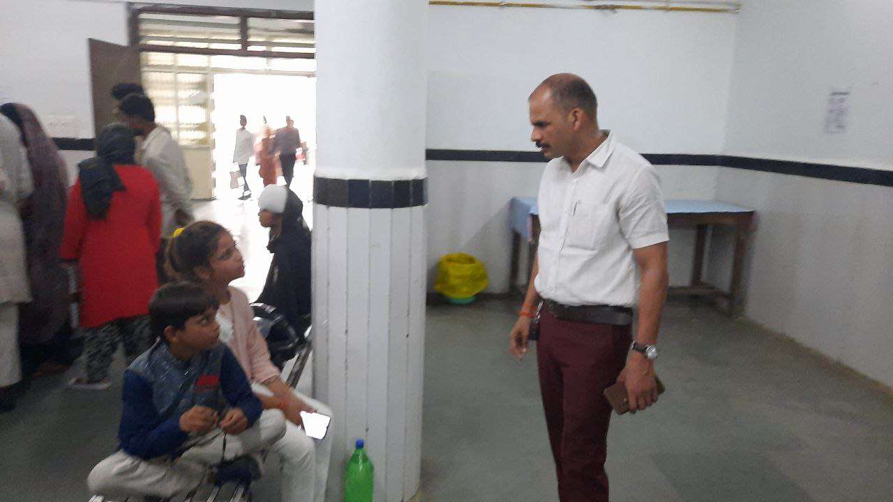 घायलों को अस्पताल लाए सब इंस्पेक्टर