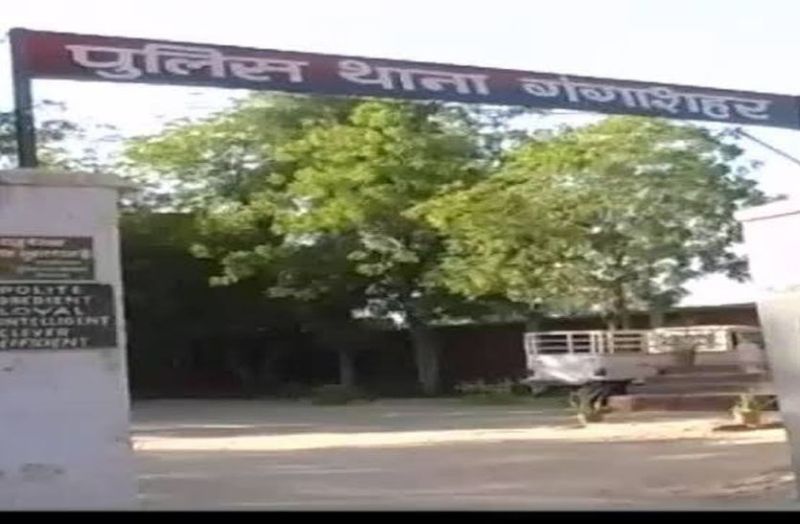 वृद्धा को झांसे में लेकर सोने की चेन चुरा ले गए तीन युवक