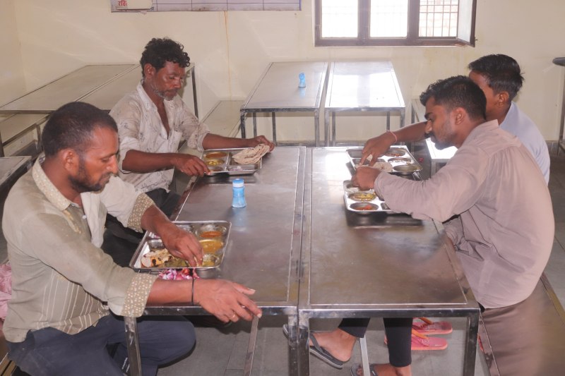 इंदिरा रसोई में शराब पीकर पहुंचने पर भी नहींं रोक-टोक, बाहर से मंगा रहे सब्जी