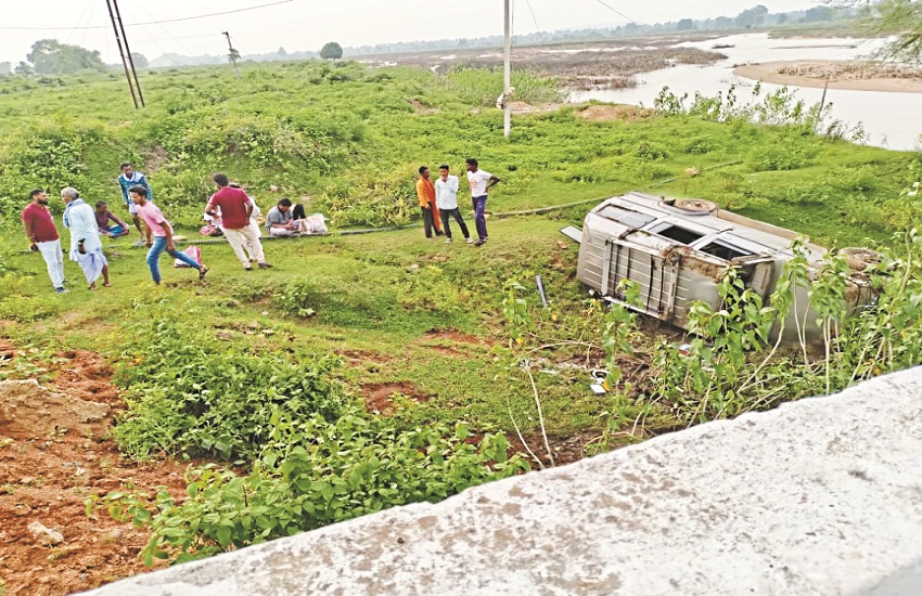 Accident in Raipur: Bolero full of devotees fell from the bridge