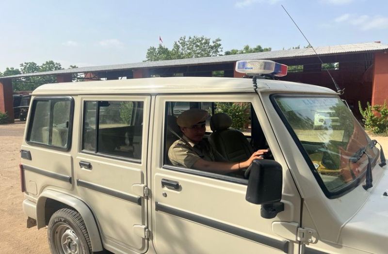 म्हारी छोरियां छोरों से कम हैं के, फर्राटे से दौड़ा रहीं पुलिस की गाडि़यां