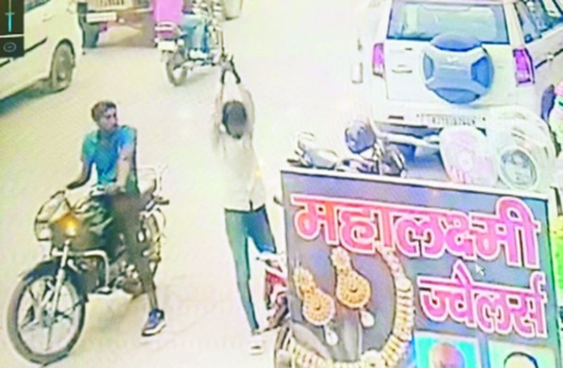 पहले ज्वैलर्स से मांगी 30 लाख की फिरौती, बाद में दुकान पर आकर किया हवाई फायर