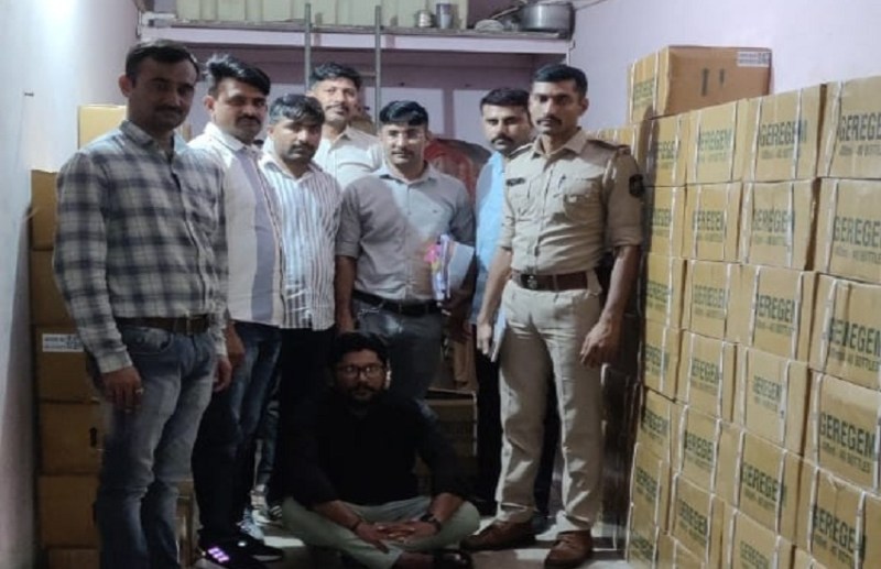 खंभालिया : 3170 बोतल नशीली आयुर्वेदिक सिरप जब्त