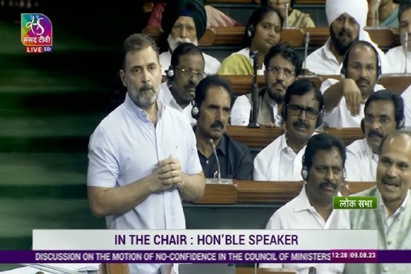 राहुल गांधी ने सदन में किए फ्लाइंग किस के इशारे, भाजपा की महिला सांसदों ने स्पीकर से की शिकायत