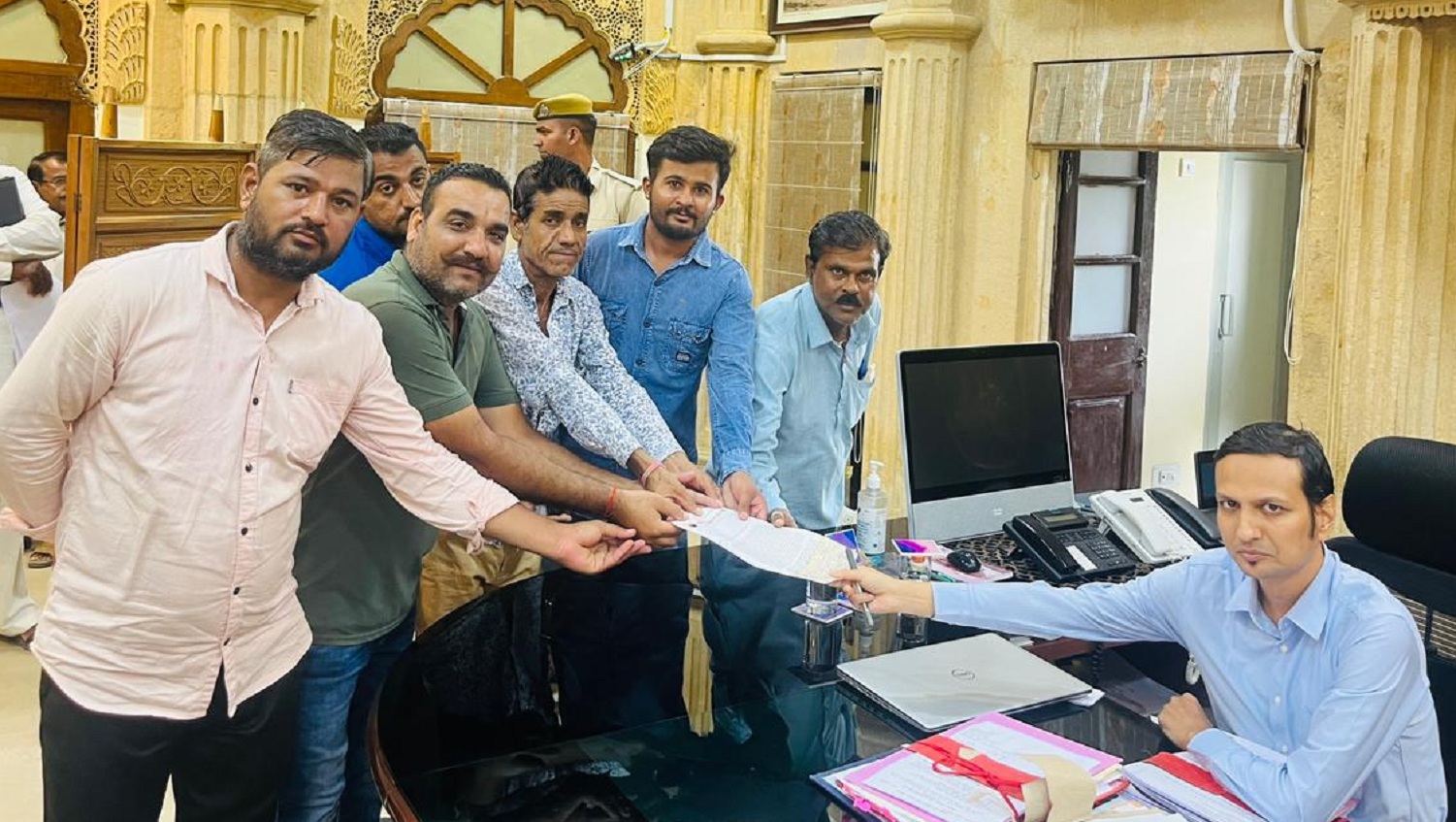 जैसलमेर गाइड संघर्ष समिति ने कलक्टर, एसपी व आयुक्त को सौंपे ज्ञापन