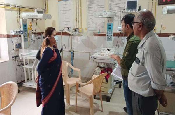 नीमकाथाना. पदभार ग्रहण करने के बाद राजकीय कपिल जिला अस्पताल में निरीक्षण करने पहुंची जिला कलक्टर श्रुति भारद्वाज ।