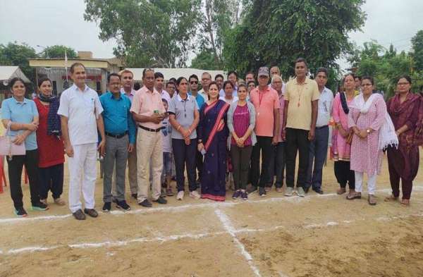 नीमकाथाना. पदभार ग्रहण करने के बाद नेहरू पार्क में खिलाडिय़ों का हौसला बढ़ाती जिला कलक्टर श्रुति भारद्वाज