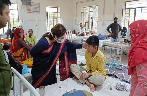 नीमकाथाना. पदभार ग्रहण करने के बाद राजकीय कपिल जिला अस्पताल में निरीक्षण करने पहुंची जिला कलक्टर श्रुति भारद्वाज ।