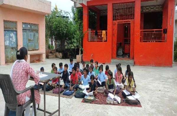  मंदिर की घंटी बजने पर होती है इस स्कूल की प्रार्थना व छुट्