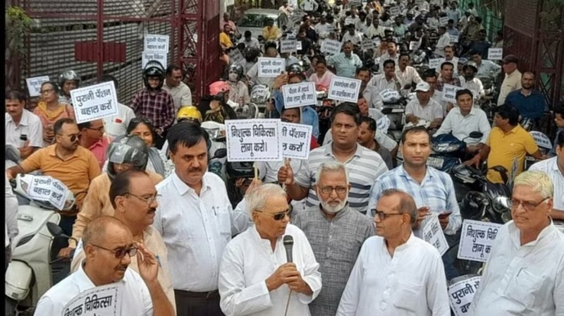 Old Pension: पुरानी पेंशन बहाली को लेकर आज दिल्ली में हुंकार भरेंगे UP के शिक्षक, रामलीला मैदान में जुट रही भीड़