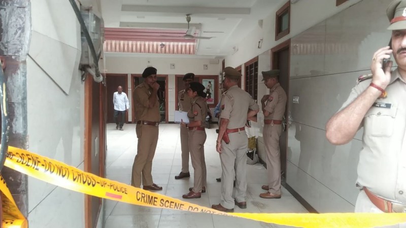 Meerut Crime News: पुलिस चौकी से चंद कदम की दूरी पर दंपती पर बरसाई गोलियां, पति की मौत, पत्नी गंभीर