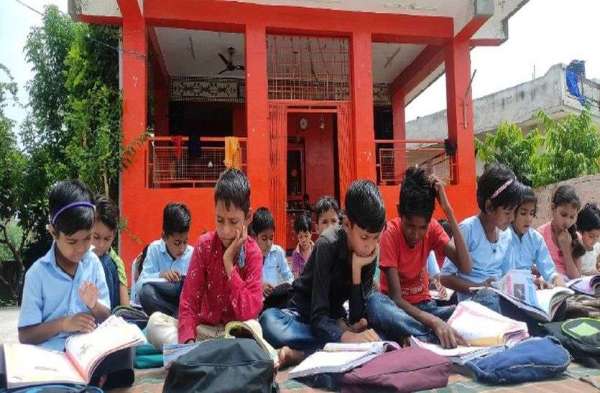  मंदिर की घंटी बजने पर होती है इस स्कूल की प्रार्थना व छुट्