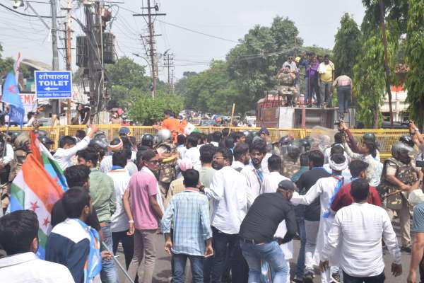 कॉग्रेस का घेराव  एन एस यू आई 