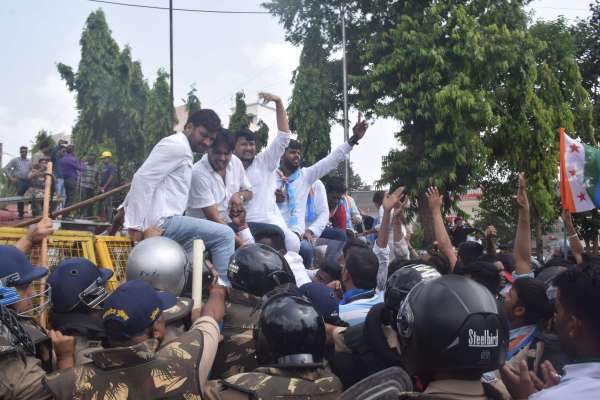 कॉग्रेस का घेराव  एन एस यू आई