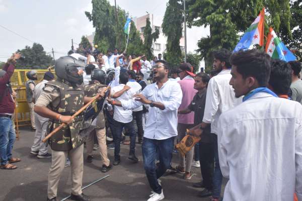 कॉग्रेस का घेराव  एन एस यू आई