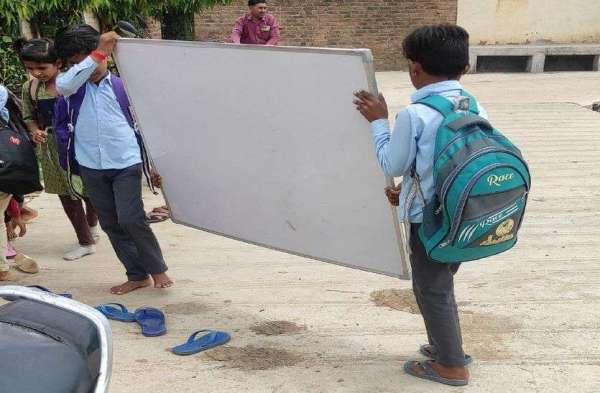  मंदिर की घंटी बजने पर होती है इस स्कूल की प्रार्थना व छुट्