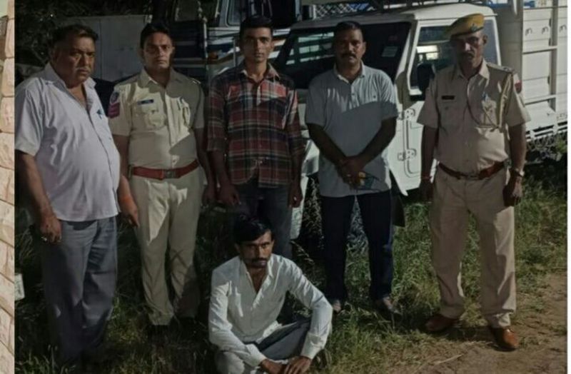 प्याज के कट्टों के बीच छुपाए शराब से भरे 136 कार्टन जब्त