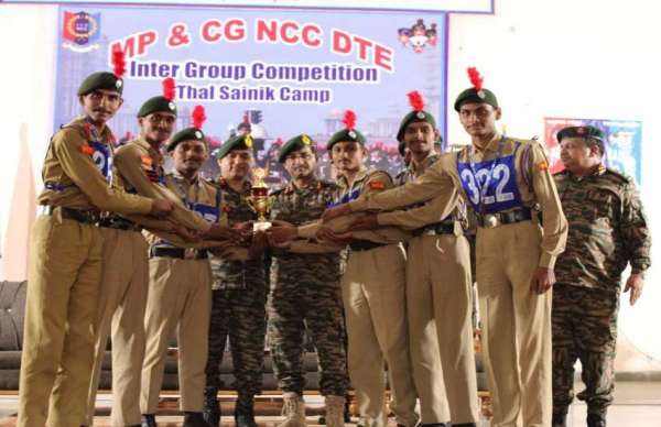 इस समापन समारोह के अंतिम कडी के रुप में एनसीसी ग्रुप रायपुर के समादेशक बिग्रेडियर व्ही एस चौहन (युद्ध सेवा मेंडल) के प्रतिनिधि के रूप में शिविर के कमान अधिकारी कर्नल सौरभ कुमार द्वारा संपूर्ण कैम्प के गतिविधियों का वर्णन करते हुये मुख्य अतिथि का धन्यवाद ज्ञापित किया गया । एनसीसी गीत के साथ ही शिविर समापन की अधिकारिक घोषणा किया गया ।