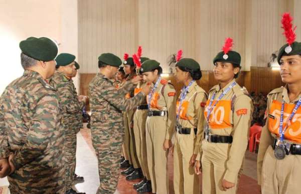 थल सैनिक शिविर (अंतरग्रुप प्रतियोगिता) का भी आयोजन प्रशिक्षण अकादमी लखौली, (आरंग) में किया गया । शिविर में सभी 06 ग्रुप भोपाल, इन्दौर, ग्वालियर, जबलपुर, सागर एवं रायपुर के 454 कैडेट भाग लिया गया जिसको प्रशिक्षित कर दिल्ली भेजा जायेगा। जिनके उत्साहवर्धन एवं पुरुस्कार वितरण समारोह के लिये दिनांक 09 अगस्त 2023 को शिविर के समापन समारोह में विशेष रुप से मध्यप्रदेश एवं छत्तीसगढ निदेशालय के अतिरिक्त महानिदेशक महोदय मेजर जनरल अजय कुमार महाजन का आगमन हुआ, साथ ही का आगमन हुआ, साथ ही रायपुर एनसीसी ग्रुप के समादेशक महोदय ब्रिगेडियर विक्रम सिंह चौहन (युद्ध सेवा मेंडल) का भी आगमन हुआ। उक्त शिविर में विभिन्न अतंर ग्रुप प्रतियोगिता सम्पन्न किया गया 