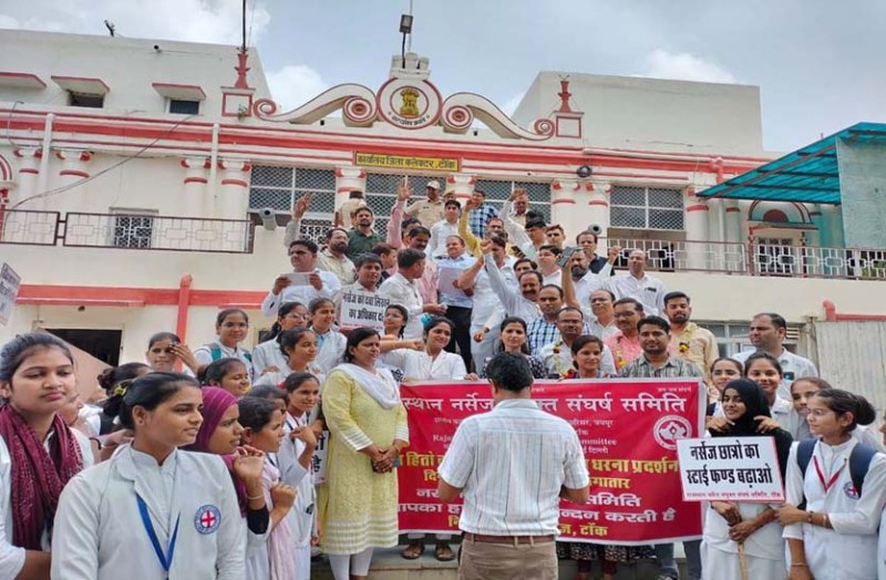 मांगों के लिए नर्सेज ने निकाली रैली