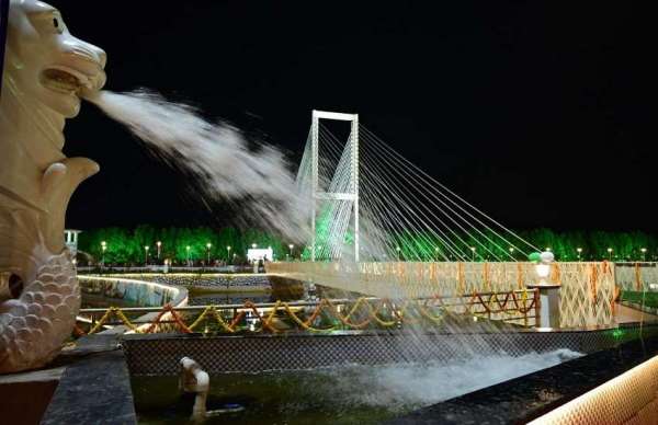 यहां शेर, हाथी और मयूर की मूर्ति चित्र भी है