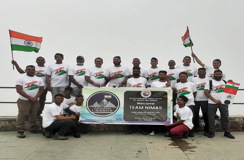राजस्थान की सबसे ऊंची चोटी गुरू शिखर पर फहराया तिरंगा, एडवेंचर स्पोर्टस की टीम पहुंची माउंट आबू