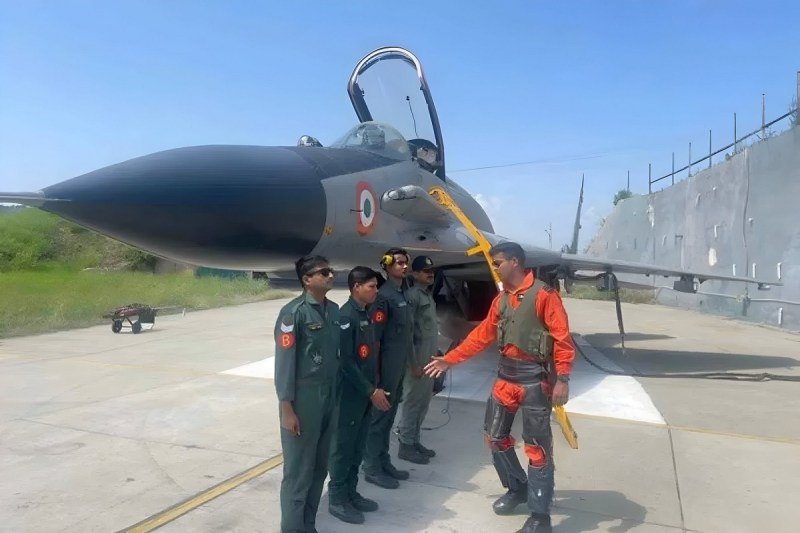 श्रीनगर में मिग-29 और वायु सेना के गरुड़ विशेष बल की तैनाती