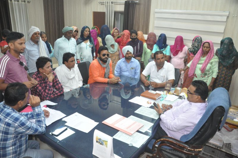 गर्मी के मौसम में जल संकट,एसई का ग्रामीणों ने किया घेराव