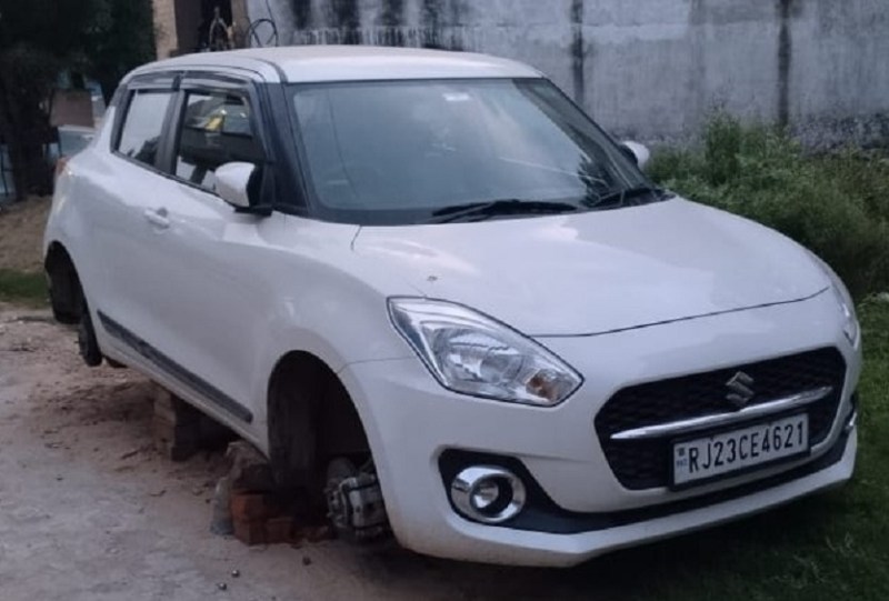 घर के बाहर खड़ी गाड़ी को ईट पर टिका कर खोल ले गए टायर
