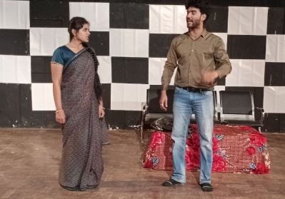 'रिहर्सल' में हास्य के जरिये दिखाया थियेटर निर्देशक का संघर्ष