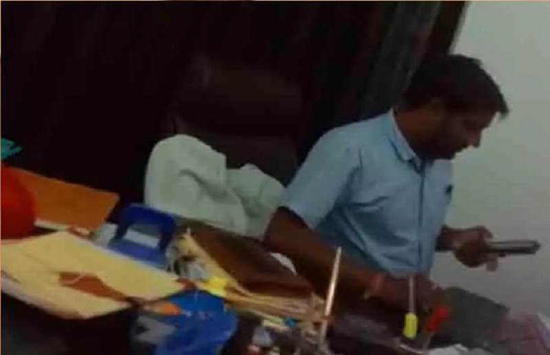 दफ्तर में खुलाआम रिश्वत मांग रहे अफसर का वायरल हुआ वीडियो, रकम कम मिलने पर कर रहा था ऐसी बातें