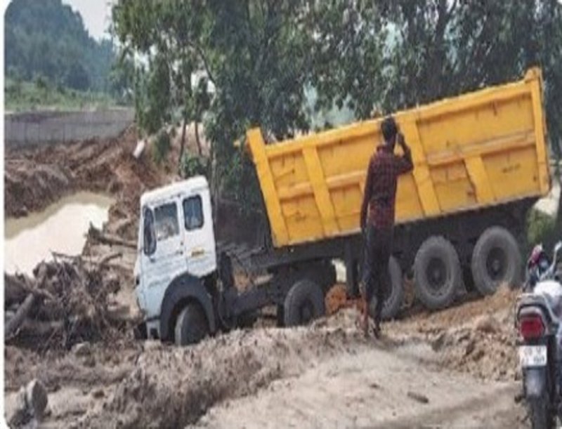 सड़क पर भारी वाहनों का दबाव लोगों की जान पर भारी, मारे जा रहे लोग