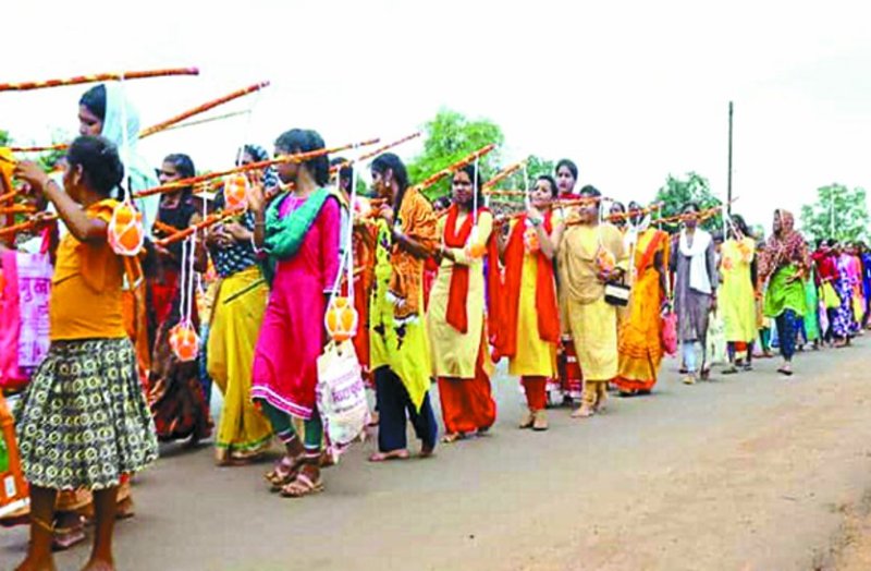 कुसुमकसा शिव मंदिर से निकली यात्रा, झरन मंदिर के कुंड से उठाया जल