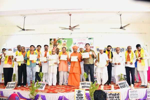 बाड़मेर. पर्यावरण जनचेतना यात्रा का शुभारंभ अवसर पर पोस्टर का विमोचन करते हुए।