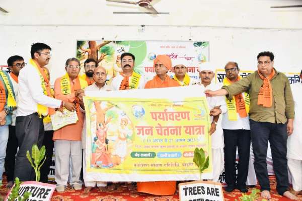 बाड़मेर. पर्यावरण जनचेतना यात्रा का शुभारंभ अवसर पर पोस्टर का विमोचन करते हुए।