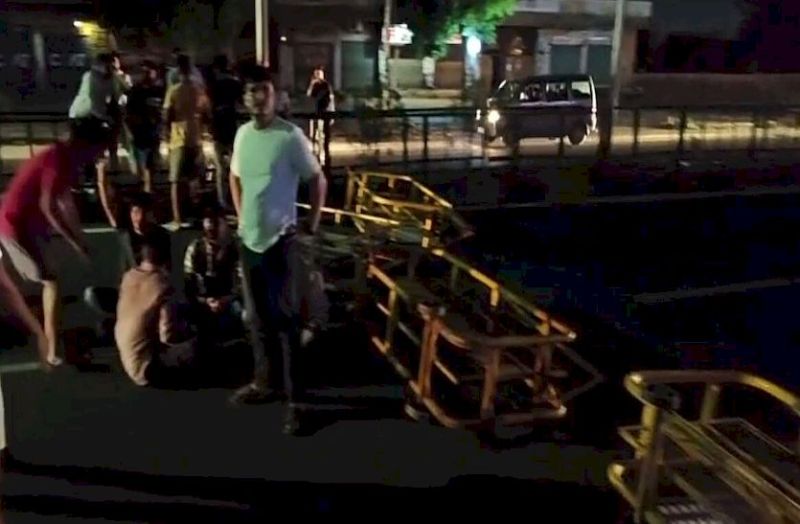 हादसा कर भगाई कार पुलिस ने रूकवाई, फिर निकाली, लोगों ने रास्ता रोका