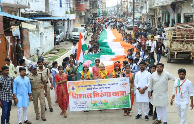 A procession taken out with the tricolor of five hundred meters long
