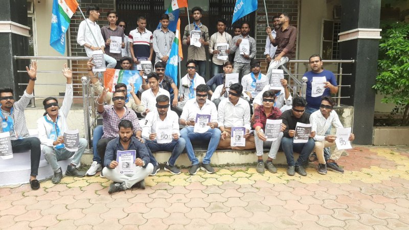 एनएसयूआई ने आंखों पर काली पटटी बांधी,पीआईयू के सामने की नारेबाजी