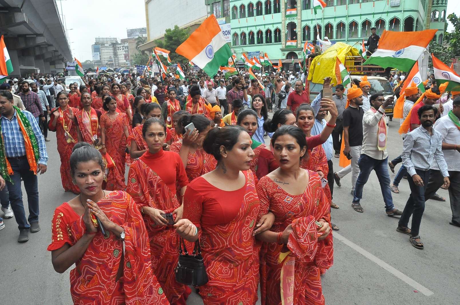 SURAT KAPDA MANDI: तिरंगा हुआ रिंग रोड का कपड़ा बाजार