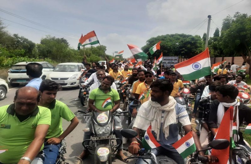 VIDEO: हाथों में तिरंगा, जुबां पर मां भारती के जयघोष