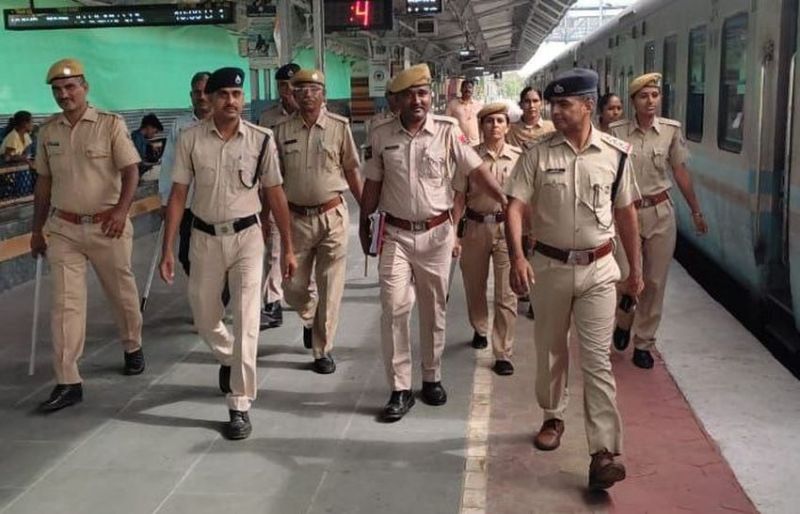 रेलवे स्टेशन पर संयुक्त गश्त, परिसर और ट्रेनों की जांच